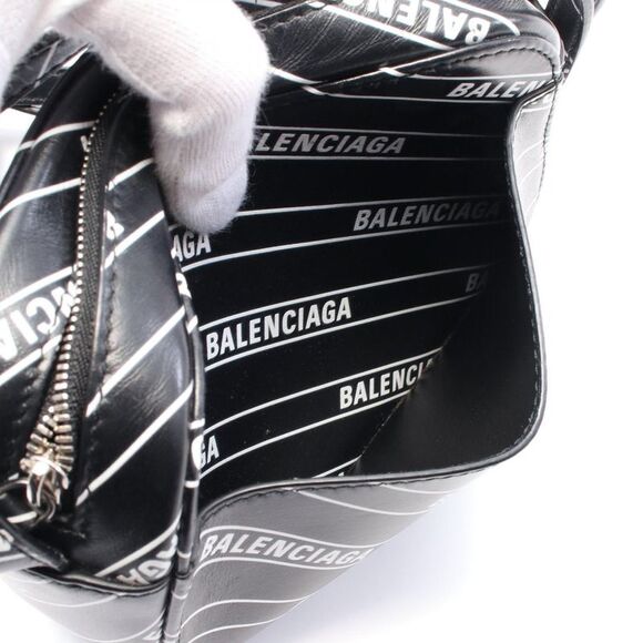 Balenciaga EVERYDAY Leather Shoulder Bag - Picture 6 of 8